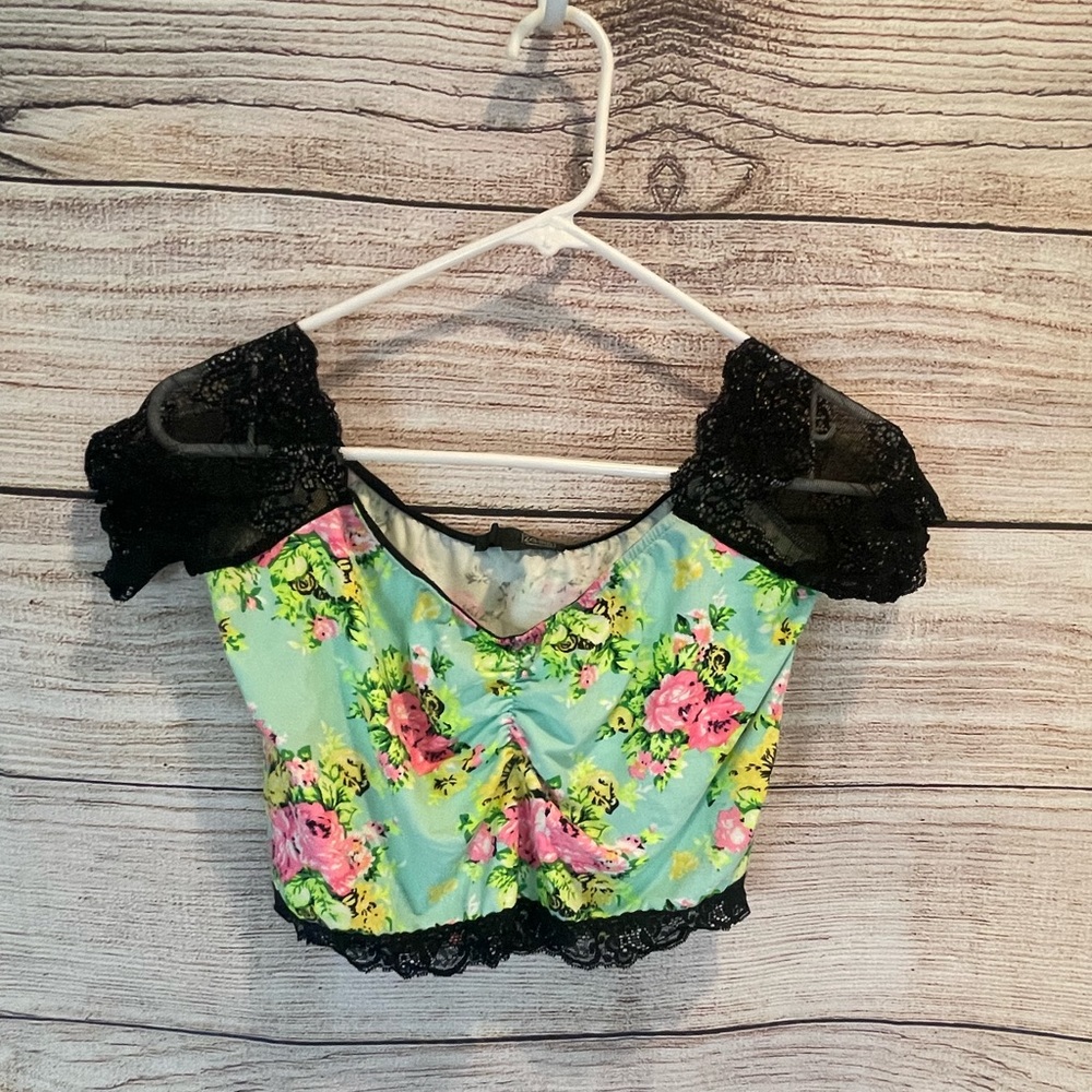 🎀 Super sexy floral and lace crop top 24 HRS Lip Service